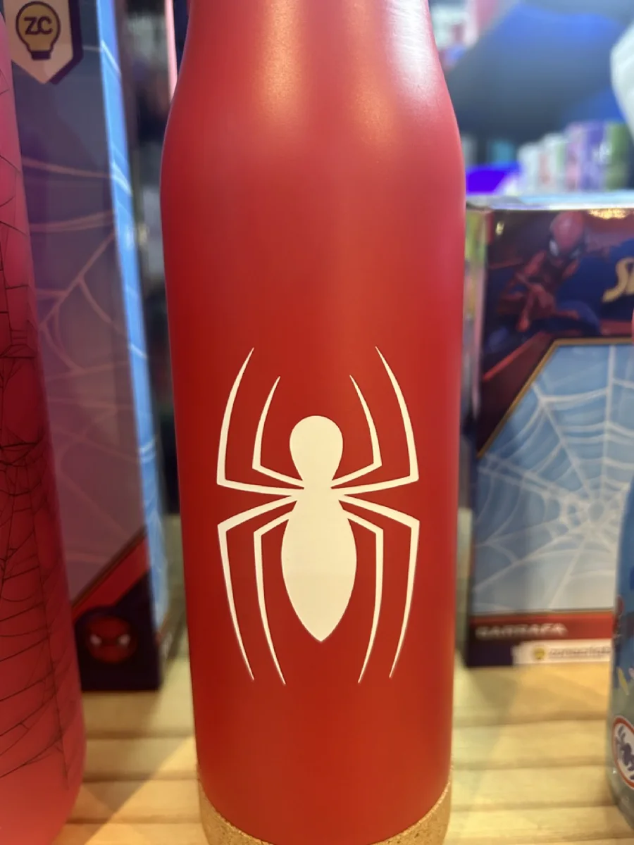 Garrafa vermelha com desenho de aranha gravado a laser